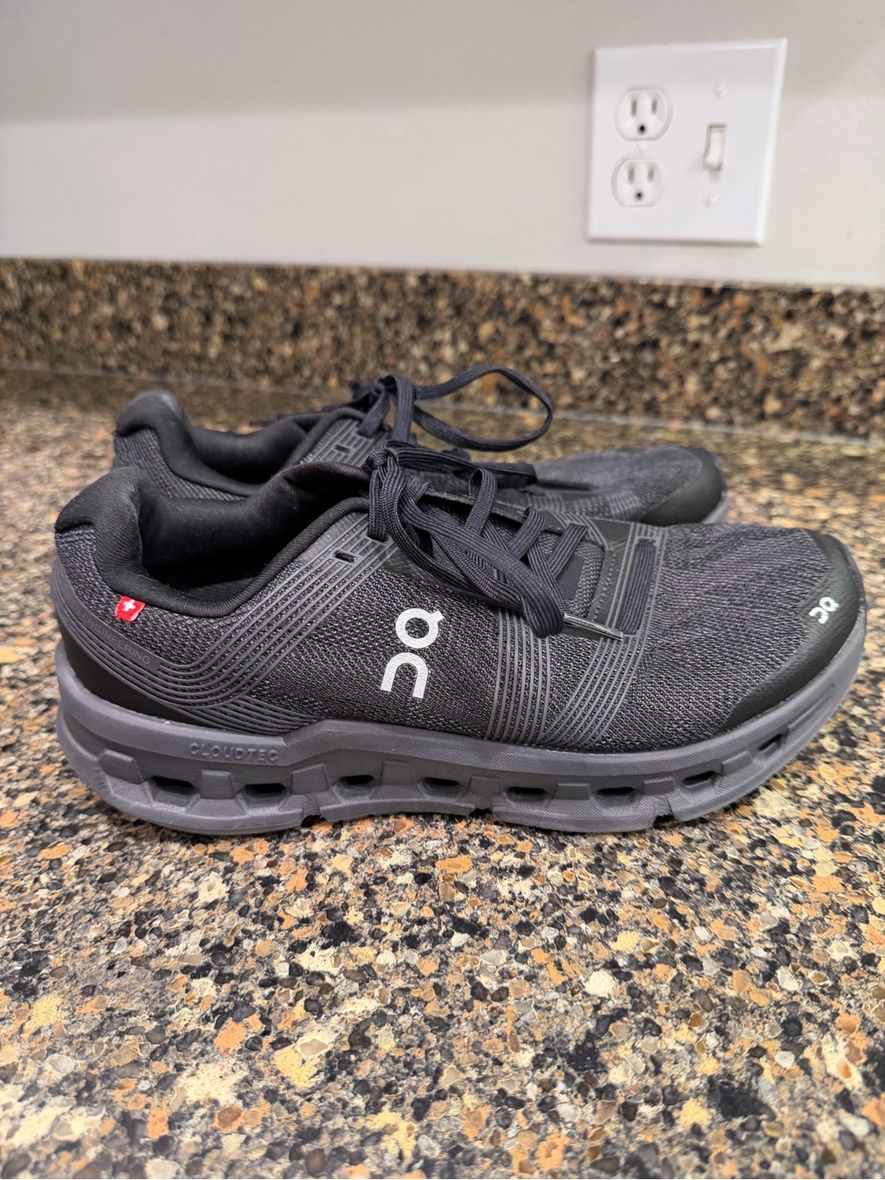 ON CloudTec Black Running Sneakers ladies 8 - Picture 10 of 12